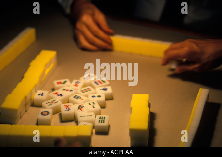 Mahjong Hong Kong Männer spielen traditionelles chinesisches Brettspiel 1990er Jahre 1991 China HOMER SYKES Stockfoto