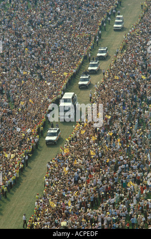 Papst Johannes Paul 2 besucht Glasgow Schottland 1982. Sicherheitszug der Papst reist in seinem Popemobil durch Menschenmengen im Bellahouston Park der 1980er Jahre Stockfoto