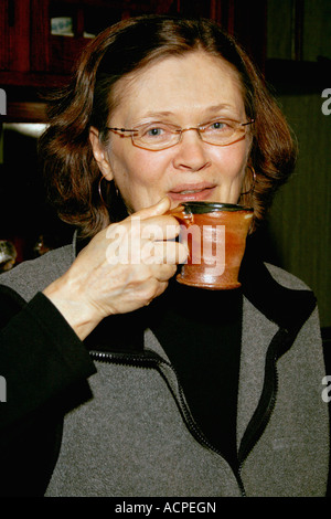 Glückliche Gastgeber Alter von 59 Jahren bei frisch gebrühten Tasse Kaffee entspannen.  "St. Paul" Minnesota USA Stockfoto