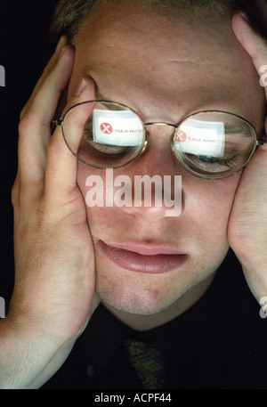 Mann am Computer mit FATAL ERROR in Brille Computer Absturz Idee Konzept reflektiert Stockfoto