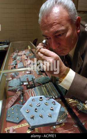 Juwelier Prüfung ein Diamant Ring oben schließen mit Hilfe einer Lupe Stockfoto