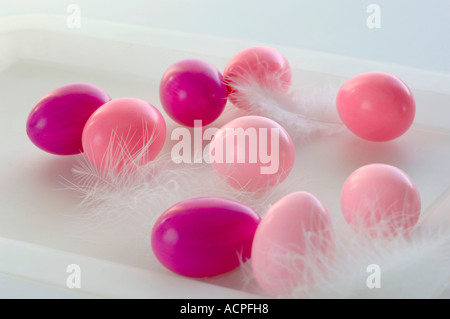 Rose und pink Ostereier auf Federn liegend Stockfoto