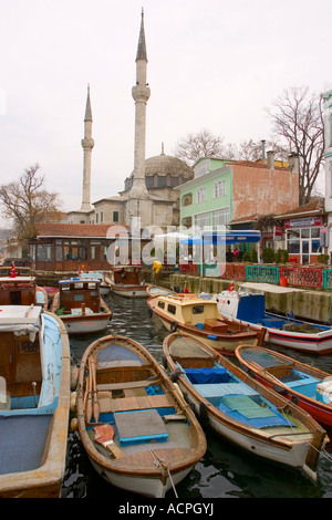 Boote vertäut an der Bosporus-Beylerbeyi-Istanbul-Türkei Stockfoto