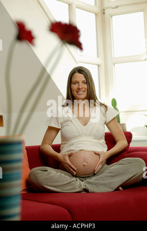 Schwangere Frau mit Händen am Bauch Stockfoto