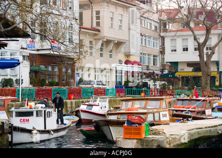 Boote vertäut an der Bosporus-Beylerbeyi-Istanbul-Türkei Stockfoto