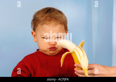 Jungen (2-3) Ablehnung Banane Stockfoto