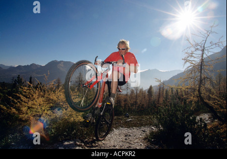 Österreich, Alpen, Mann Radfahren, niedrigen Winkel Bergblick Stockfoto