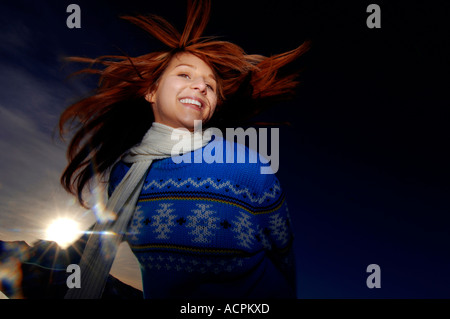 Junge Frau in Jumper lächelnd Stockfoto