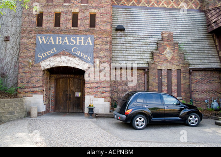 Chrysler PT Cruiser am Eingang Wabasha Street Höhlen Veranstaltungszentrum mit Gangster und Ganoven-Touren.  "St. Paul" Minnesota USA Stockfoto