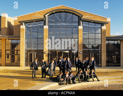 Jungen auf dem Spielplatz an der Leeds Grammar School Stockfoto