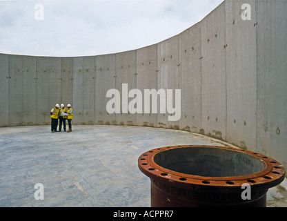 Mitarbeiter bei einer Kläranlage im Bau. Stockfoto