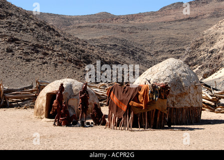 zwei Häuser in Himba-Dorf Kaokoveld Namibia Südliches Afrika Stockfoto