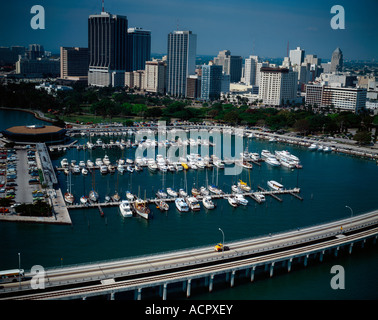 Luftbild von Miami in Florida, die Boote im Yachthafen und Damm Verkehr zeigen Stockfoto