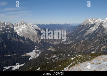 Verschneiten Bergszene im österreichischen Tirol im Februar mit Blick auf das Tal Stockfoto