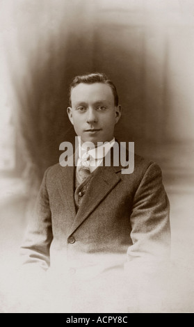Formelles Porträt eines jungen Edwardianischen Gentleman aus dem frühen 20. Jahrhundert, um 1912 Stockfoto