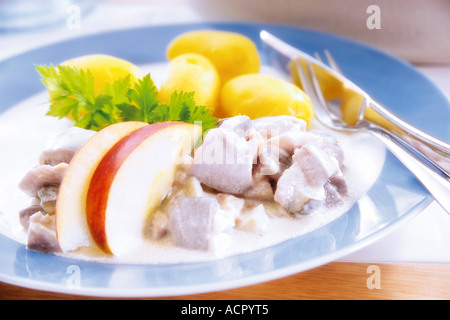 Matjes-Hering auf Teller mit Beilagen Stockfoto