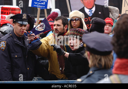 Demonstranten und Polizei Protest protestieren USA und dem Irak-Krieg "New York City" massiven protest Stockfoto