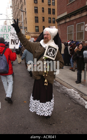 Demonstrant gekleidet als Nonne Protest protestieren USA und dem Irak Krieg in New York City massiven protest Stockfoto