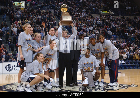 Die 2003 Frau s Basketball-Beam feiert mit der nationalen Meisterschaft trophy Stockfoto