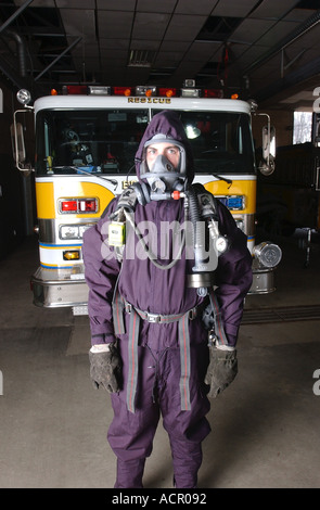 Feuerwehrmann mit Biohazard Notfall Ausrüstung Maske und Anzug Stockfoto