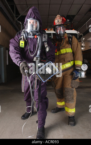 Feuerwehrmann mit Biohazard Notfall Ausrüstung Maske und Anzug Stockfoto