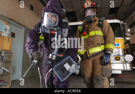 Feuerwehrmann mit Biohazard Notfall Ausrüstung Maske und Anzug Stockfoto