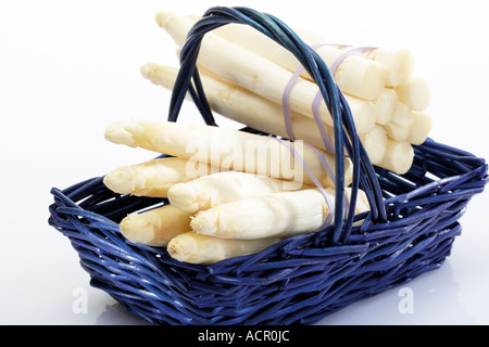 Spargel in Korb Stockfoto