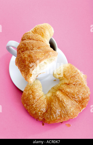 Frische Croissant auf Tasse Kaffee Stockfoto