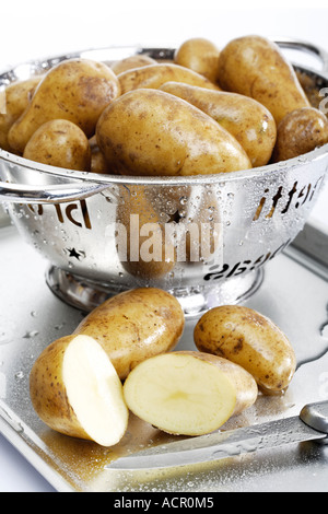 Rohe Kartoffeln in Sieb, Nahaufnahme Stockfoto