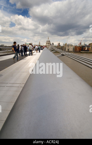 Menschen zu Fuß auf der Millenium Brücke über den Fluss Themse in London, UK Stockfoto