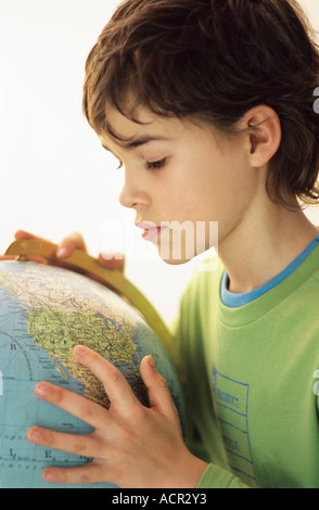 Junge (9-10) mit Globus, Porträt Stockfoto