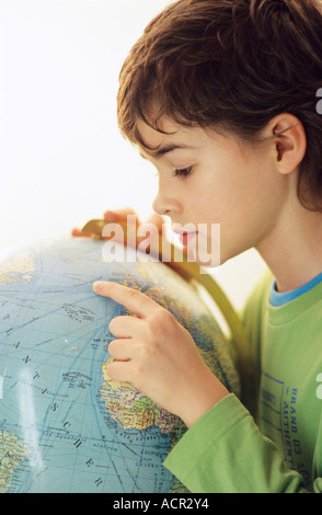 Jungen (9-10) suchen im Globe, Seitenansicht Stockfoto