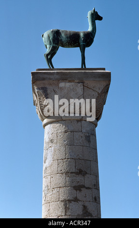 Bronze-Statue auf einer Spalte markieren die Position der antiken Weltwunder den Koloss im Hafen von Rhodos Stockfoto