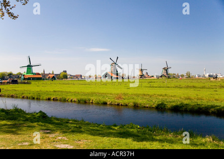 Windmühle in Holland; Original arbeiten Windmühlen im Dorf De Zaanse Schans in der Nähe von Amsterdam in den Niederlanden, Europa Stockfoto