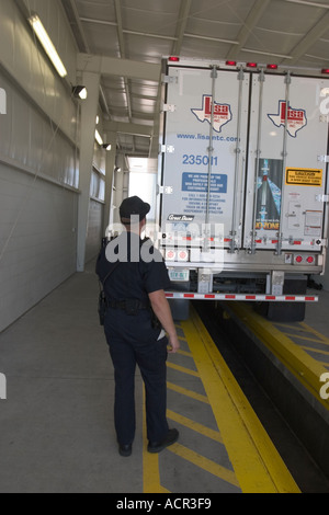 State Patrol Trooper inspiziert einen LKW (LKW) an einem Bahnhof wiegen i-80 nach Osten. Nebraska State Patrol, USA. Stockfoto