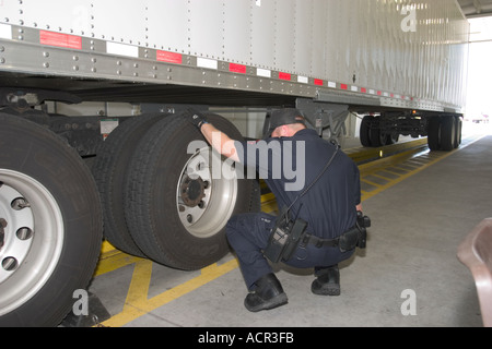 State Patrol Trooper inspiziert einen LKW (LKW) an einem Bahnhof wiegen i-80 nach Osten. Nebraska State Patrol, USA. Stockfoto