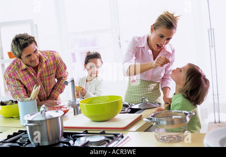 Eltern mit Kindern (4-7) in der Küche Stockfoto