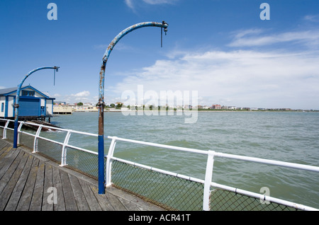 Geländer und Hebezeugen am Pier in Clacton on Sea, Essex Stockfoto