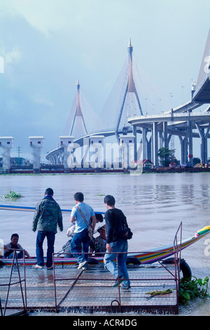 Passagiere, die in einem Longtail-Boot Stockfoto