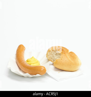 Deutsche Bockwurst, Wurst und Brot mit Senf in Pappteller Stockfoto