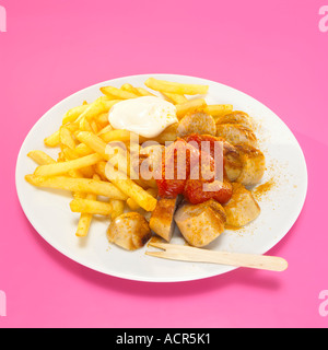 Currywurst und Pommes Frites mit Sauce auf Teller, Nahaufnahme Stockfoto