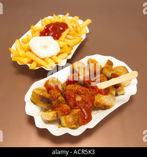 Currywurst und Pommes Frites mit Sauce auf Teller, Nahaufnahme Stockfoto