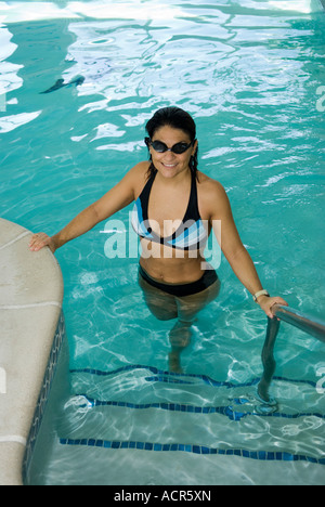 Frau mit Brille stehen auf Seite des Schwimmbad Blick in die Kamera Stockfoto