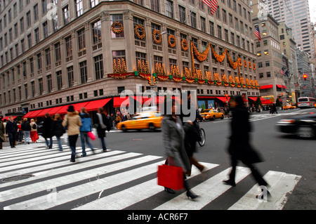 Das Flaggschiff Saks Fifth Avenue-Kaufhaus Stockfoto