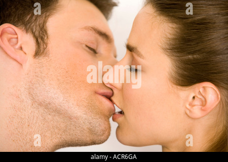 Junges Paar küssen, Seitenansicht, Nahaufnahme Stockfoto