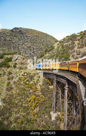 Taieri Gorge Zug am Viadukt in der Nähe von Dunedin Südinsel Neuseeland Stockfoto