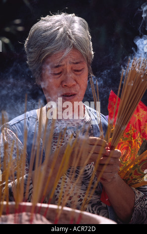 Betende Frau mit Weihrauch 3 Wong Tai Sin Tempel Kowloon Stockfoto