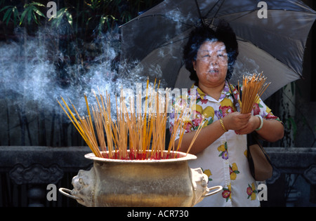 Betende Frau mit Weihrauch 6 Wong Tai Sin Tempel Kowloon Stockfoto