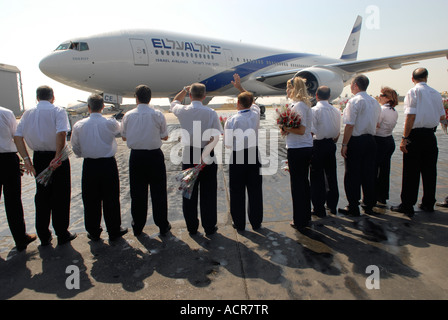 Nach der Landung am Flughafen Ben Gurion, weithin bekannt als Lod Airport in Israel, wird eine neue Boeing 777 von EL AL Airlines (mit dem Namen Sderot) begrüßt Stockfoto