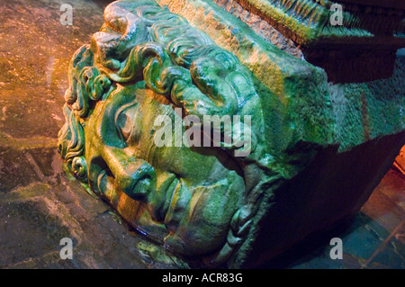 Das Haupt der Medusa am Fuße des 336 Säulen in der Basilika-Zisterne, Istanbul, Türkei Stockfoto